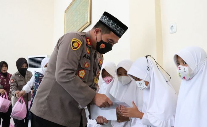 Peringati Maulid Nabi Muhammad, Kapolres Gresik Santuni Anak Yatim