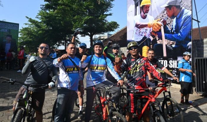 Peringati Hari Pahlawan, Djoko Susanto dan Sandiaga Uno Ngontel Bareng Masyarakat Jember