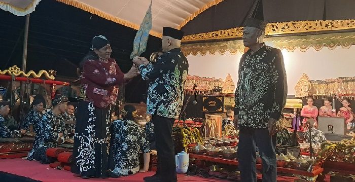 Bersih Desa Urek-Urek Tanggap Wayang Kulit, Bupati Malang Apresiasi Pemdes Pertahankan Tradisi