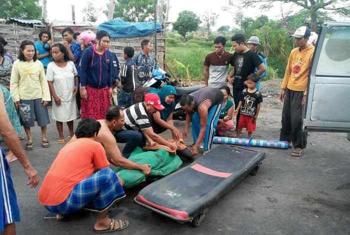 Pengendara Motor Tewas Terlindas Truk di Jalan Raya Desa Tambak Kalisogo