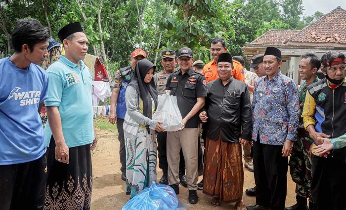 Pj Bupati Pamekasan Serahkan Bantuan untuk Warga Terdampak Bencana Angin Kencang