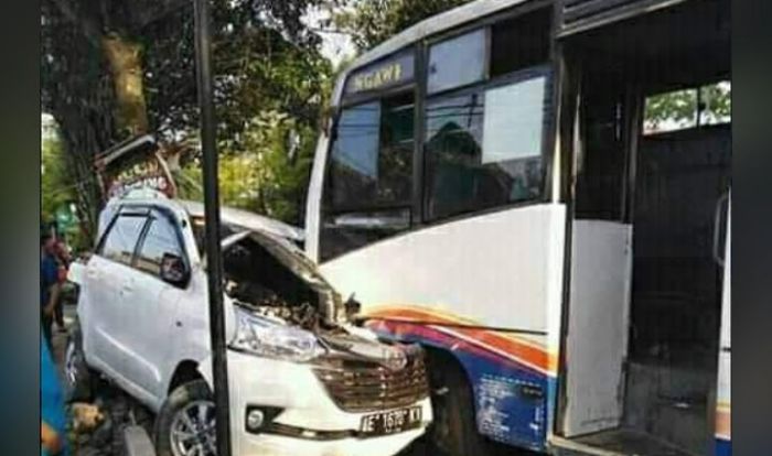 ​Bus Gunung Mas Seruduk Mobil Parkir di Ngawi