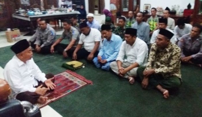 ​Di Depan Jajaran Polsek-Koramil, Kiai Asep Sampaikan Lima Waktu Ijabah dan Bingkisan Lebaran