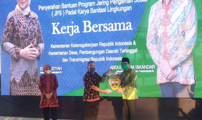 Salurkan JPS Sanitasi Lingkungan di Tuban, Menaker dan Mendes PDTT Beber Program Penanganan Covid-19