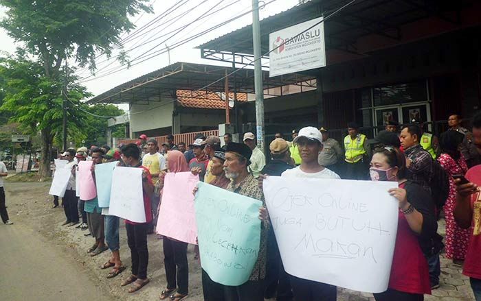 Buntut Pidato Prabowo Terkait Profesi Tukang Ojek, KOMM Gelar Aksi di Depan Bawaslu Mojokerto 