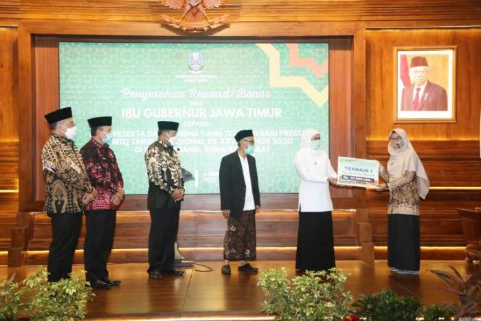 Raih Prestasi Nasional, Gubernur Khofifah Beri Bonus Uang dan Laptop Peserta dan Pembina MTQ