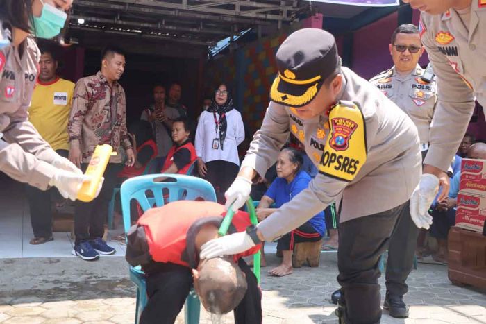 Peringati Hari Lahir Polwan, Kapolres Ngawi Bercengkrama Hingga Potong Kuku Pasien ODGJ