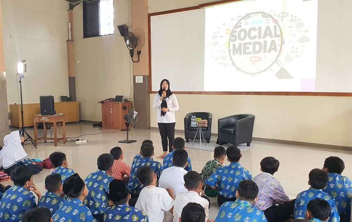 Polisi di Sidoarjo Edukasi Bijak Bermedia Sosial saat MPLS