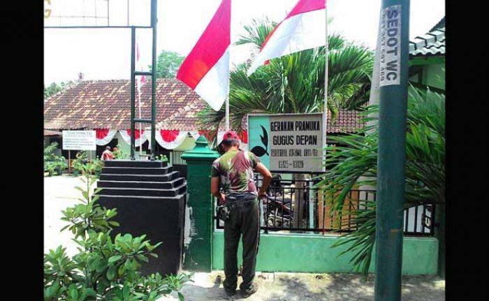 Bangkitkan Nasionalisme Anggota, Koramil 0811/03 Semanding Pasang Bendera dan Umbul-Umbul