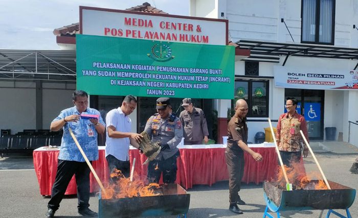 Kejari Kabupaten Kediri Musnahkan Barang Bukti Tindak Pidana, Mulai Uang Palsu hingga Narkoba