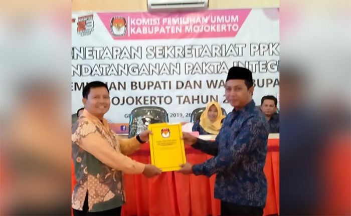 Dikukuhkan, Anggota Sekretariat PPK Mojokerto Teken Pakta Intregitas