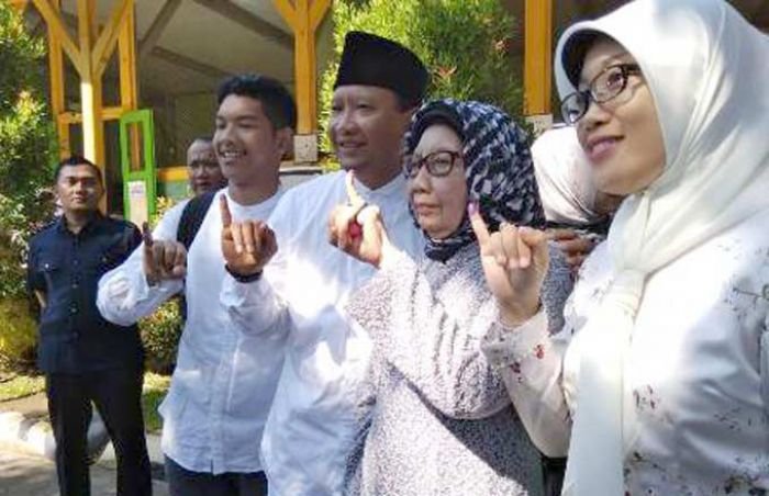 Cabup Pasuruan Gus Irsyad Nyoblos Bersama Keluarga di TPS 02 Purwosari