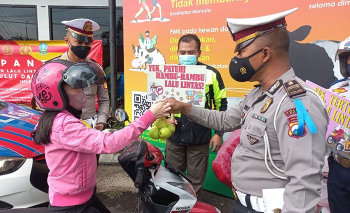 Gelar Operasi Patuh Semeru 2022, Satlantas Polres Batu Bagikan Doorprize untuk Pengendara