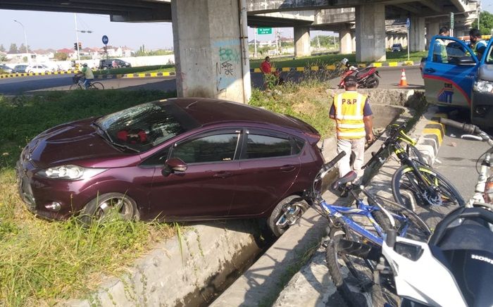 Hilang Kendali, F​ord Fiesta Tabrak Motor dan Dua Sepeda Angin di Tambak Sumur