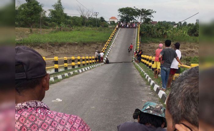 Jembatan Penghubung Bulurejo-Gluranploso di Gresik Ambruk