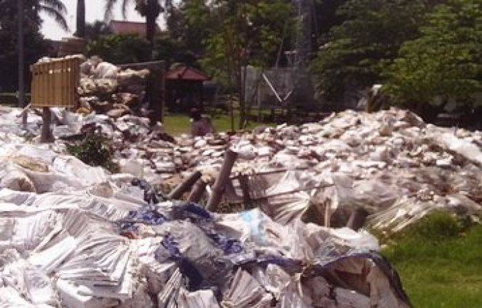 Jelang Pilbup, Tumpukan Sampah Pileg di depan KPU Kab Kediri Dipindah Ke Gudang SD