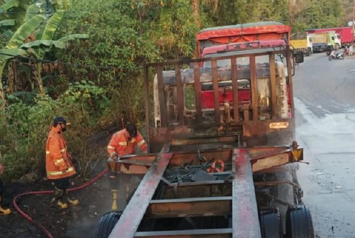 Truk Trailer Terbakar di Jalan Veteran Gresik