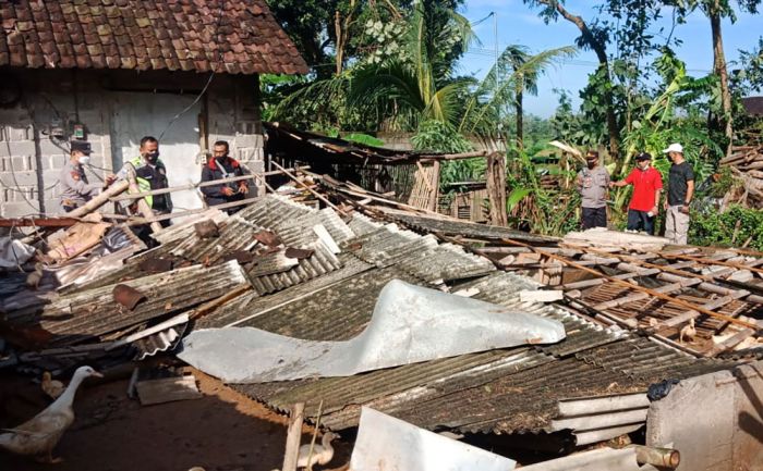 Hujan Disertai Angin Selama 3 Jam, Puluhan Bangunan di Blitar Rusak