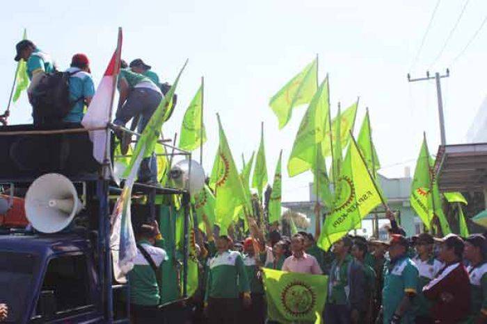 Ratusan Buruh Kepung Pabrik Sepatu di Sidoarjo, Tuntut 9 Rekannya Dipekerjakan