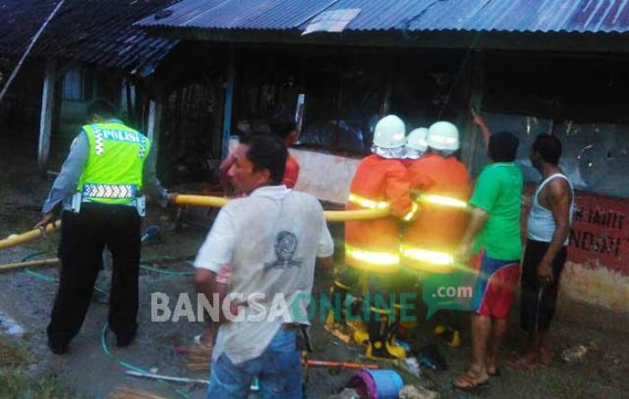 Dua Kios Pasar Brangkal Parengan Ludes Terbakar, Diduga Akibat Korsleting