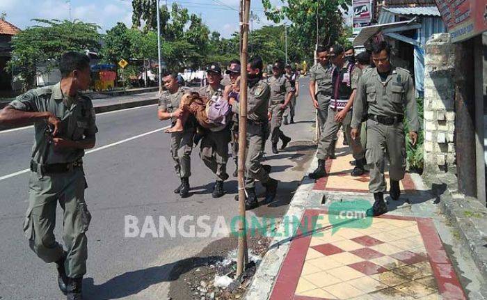 Razia Gepeng, Satpol PP Tuban Pulangkan Paksa Seorang Pengemis