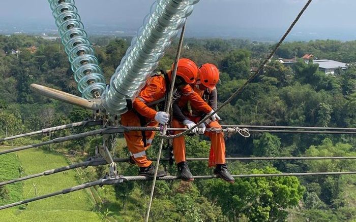 PLN Rutin Lakukan Inspeksi Penggantian Material Infrastruktur Kelistrikan Pada Musin Penghujan