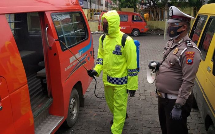 Cegah Sebaran Covid-19, Satlantas Polres Gresik Gelar Penyemprotan Disinfekfan di Parkiran Ziarah