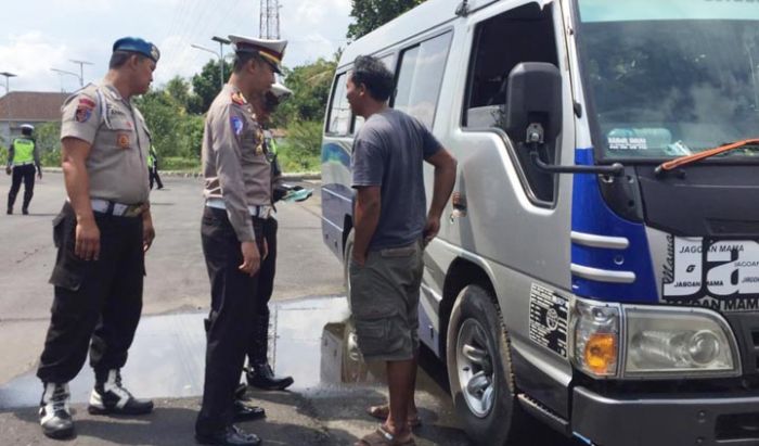 Jelang Nataru, Polres Blitar Periksa Kelaikan Angkutan Umum dan Kesehatan Pengemudinya