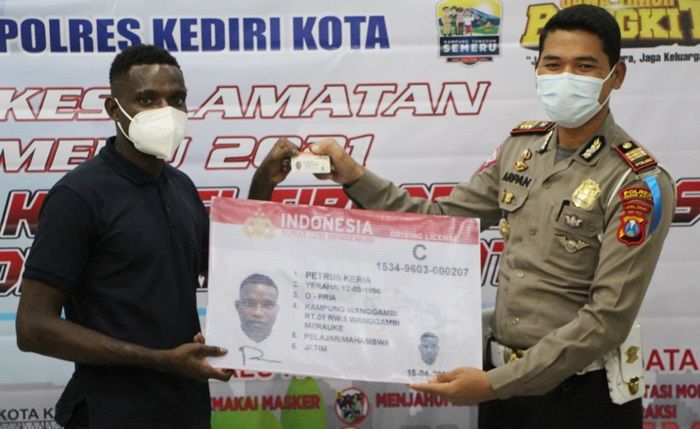 Satlantas Polres Kediri Kota Sosialisasi Safety Riding dan Terbitkan SIM bagi Mahasiswa Papua