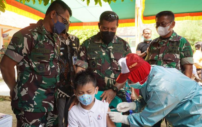 Danrem 084/BJ Tinjau Vaksinasi Anak Usia 6-11 Tahun di Giligenting Sumenep