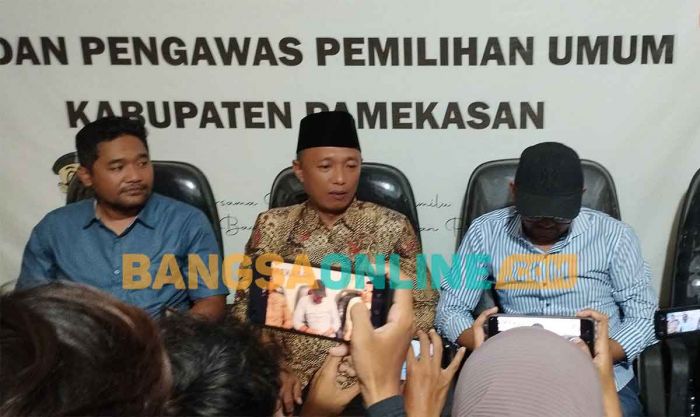 Gus Miftah Bagikan Uang di Gudang P4TM, Bawaslu Pamekasan Gelar Sidang Pleno