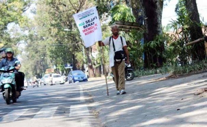 Suarakan Antikorupsi, Aktivis MCW Jalan Kaki dari Malang ke Tempat Muktamar NU