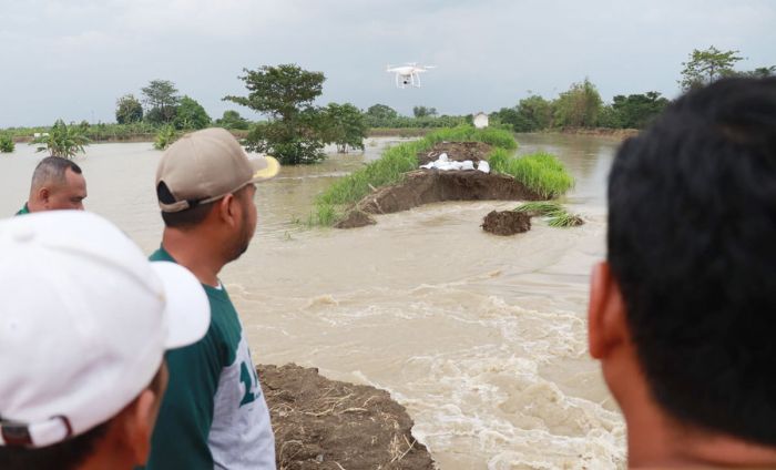 Tanggul Anak Kali Lamong di Desa Cermen Jebol, ini Langkah Bupati Gresik