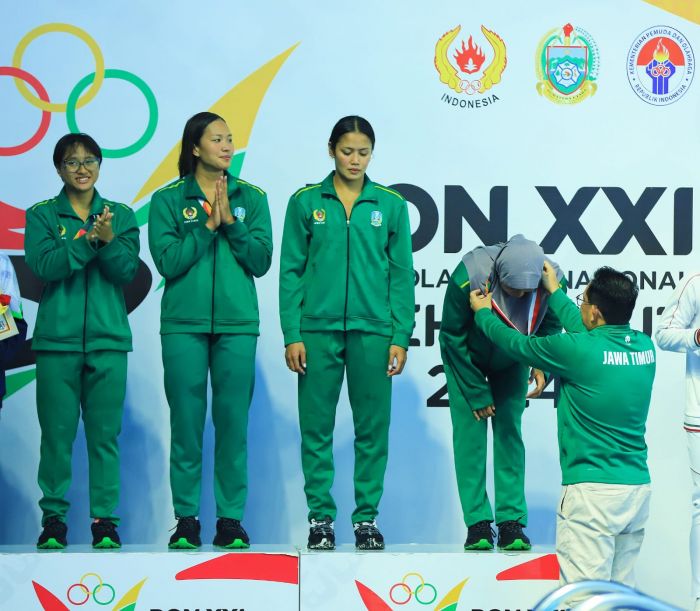 Pj Gubernur Adhy Kalungkan Medali dan Beri Selamat Dua Atlet Renang Jatim di PON XXI​