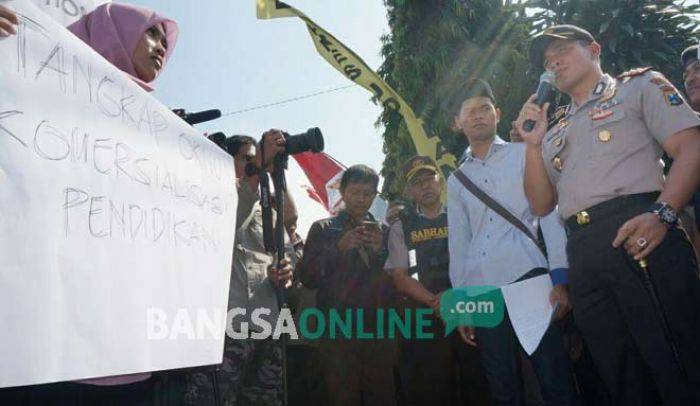 Temui Massa Aksi, Kapolres Jombang: Tidak Ada Kompromi Bagi Pelaku Gratifikasi