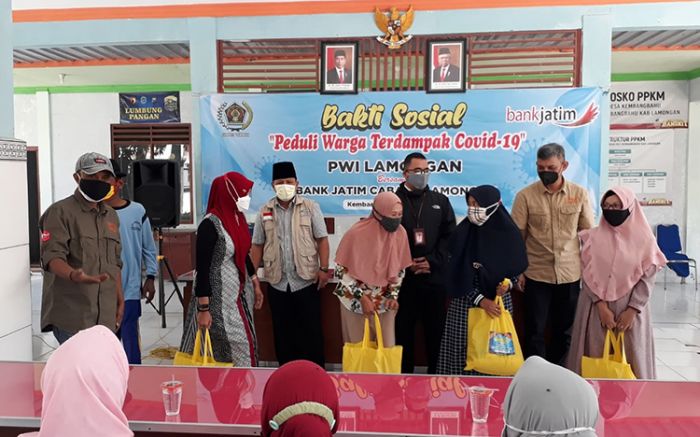 Peduli Warga Terdampak Covid-19, PWI Lamongan Bersama Bank Jatim Salurkan Bantuan Paket Sembako