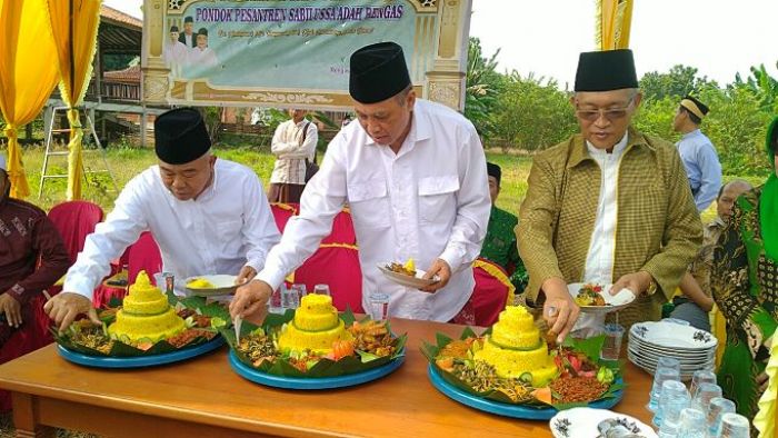 Mantan Waka BIN Dirikan Pesantren di Rengasdengklok, Kiai Asep Letakkan Batu Pertama