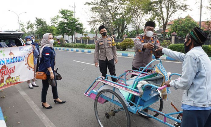 Satbimka Polres Bangkalan Bersama BUMN PNM Mekaar Region Madura 1 Bagikan 500 Paket Takjil Gratis