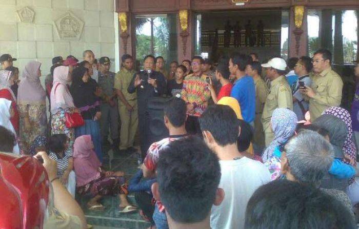 Desak PT Jasatama Ditutup, Ratusan Warga Geruduk Kantor Bupati Gresik