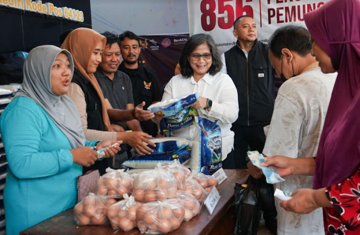 Pj Wali Kota Kediri Pastikan Pengendalian Harga saat OPM di Kelurahan Pocanan