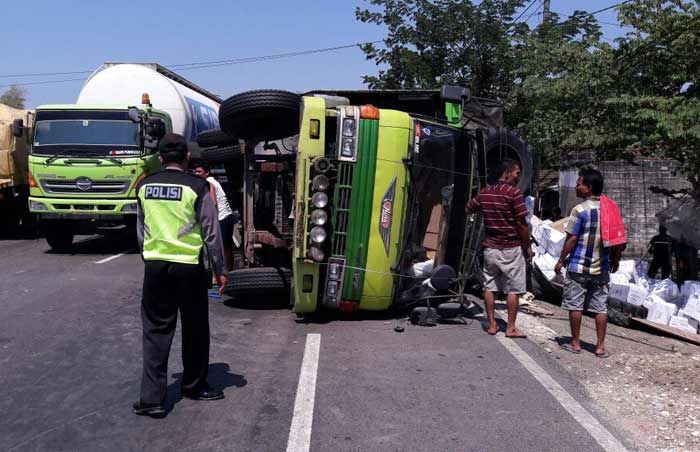 Truk Pengangkut Infus Terguling di Jalan Pantura Tuban