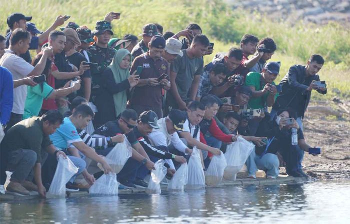 Pj Bupati Nganjuk Tebar Bibit Ikan di Bendungan Semantok