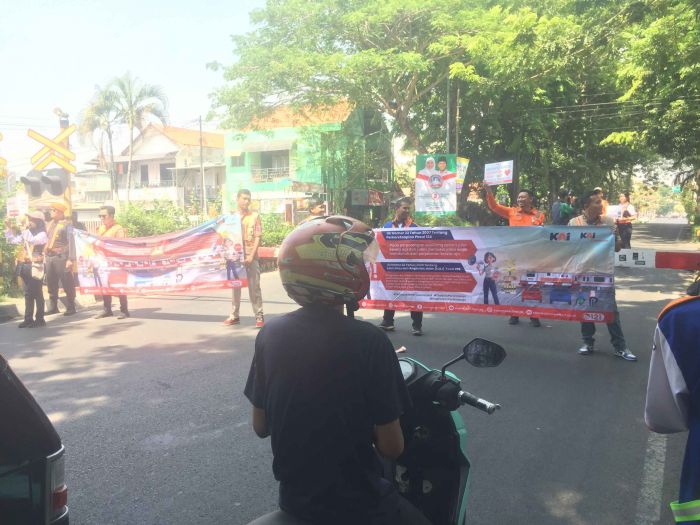 KAI Commuter 8 Surabaya Lakukan Sosialisasi Keselamatan Perlintasan Sebidang di JPL 05 Ambengan