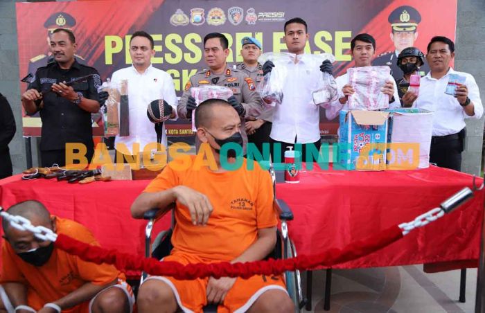 Kapolres Gresik Ekspose Dukun Pengganda Uang Palsu dan Penyedia Darah untuk Jenglot