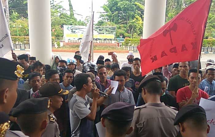 Tuntut Sanksi Terhadap Oknum PNS Diduga Cabul, Puluhan Aktivis Ngeluruk Kantor Pemkab Pamekasan