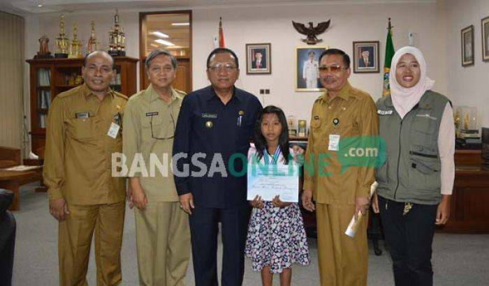 Jamaliyah, Siswi SD Peraih Juara I Nasional Aksi Ekspresi Cinta Laut Kunjungi Pj Bupati Gresik