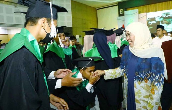 Gubernur Khofifah Minta Mahasiswa Lulusan UNU Blitar Miliki Kemampuan Complex Problem Solving