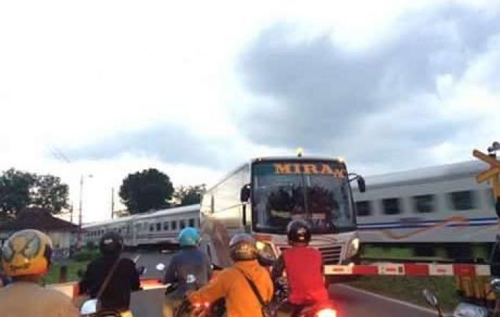 Bus Masuk Palang Pintu Kereta Api di Desa Keres, Ngawi