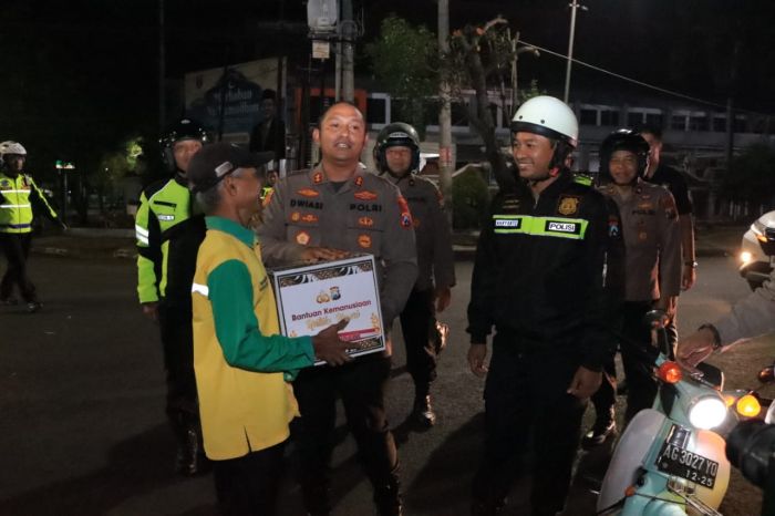 Jelang Sahur, Kapolres Ngawi Bagikan Sembako Ke Masyarakat