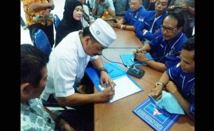 Gus Syaf, Orang Dekat Istana, Daftar Cagub Lewat Demokrat 